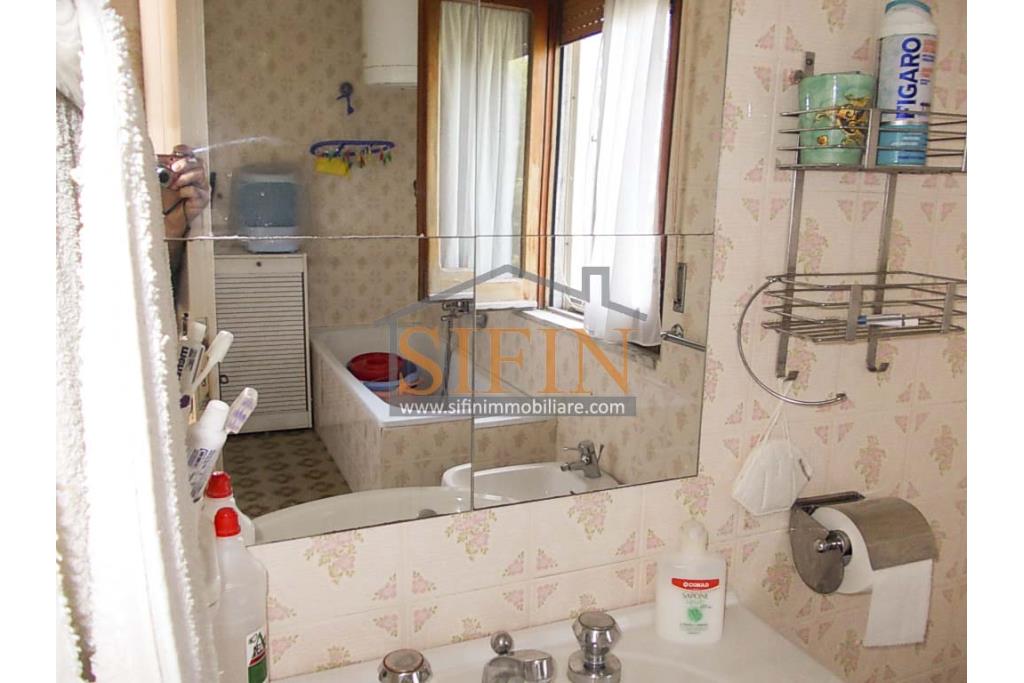 Due Case con giardino - Trevico (AV), alla via San Vito, in prossimit della chiesetta dell'omonimo Santo, proponiamo in vendita piccolo compendio immobiliare composto da due abitazione indipendenti contigue di complessivi mq. 206 oltre corte di mq. 300,00 ca.