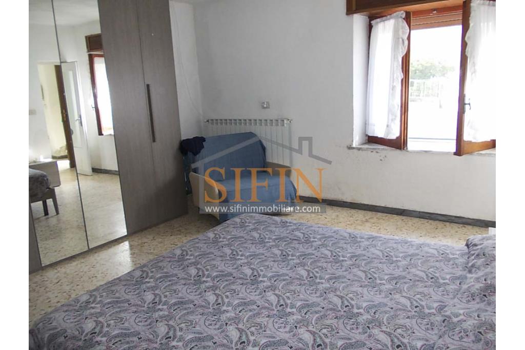 Due Case con giardino - Trevico (AV), alla via San Vito, in prossimit della chiesetta dell'omonimo Santo, proponiamo in vendita piccolo compendio immobiliare composto da due abitazione indipendenti contigue di complessivi mq. 206 oltre corte di mq. 300,00 ca.