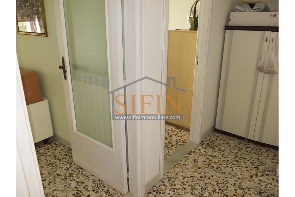 Due Case con giardino - Trevico (AV), alla via San Vito, in prossimit della chiesetta dell'omonimo Santo, proponiamo in vendita piccolo compendio immobiliare composto da due abitazione indipendenti contigue di complessivi mq. 206 oltre corte di mq. 300,00 ca.