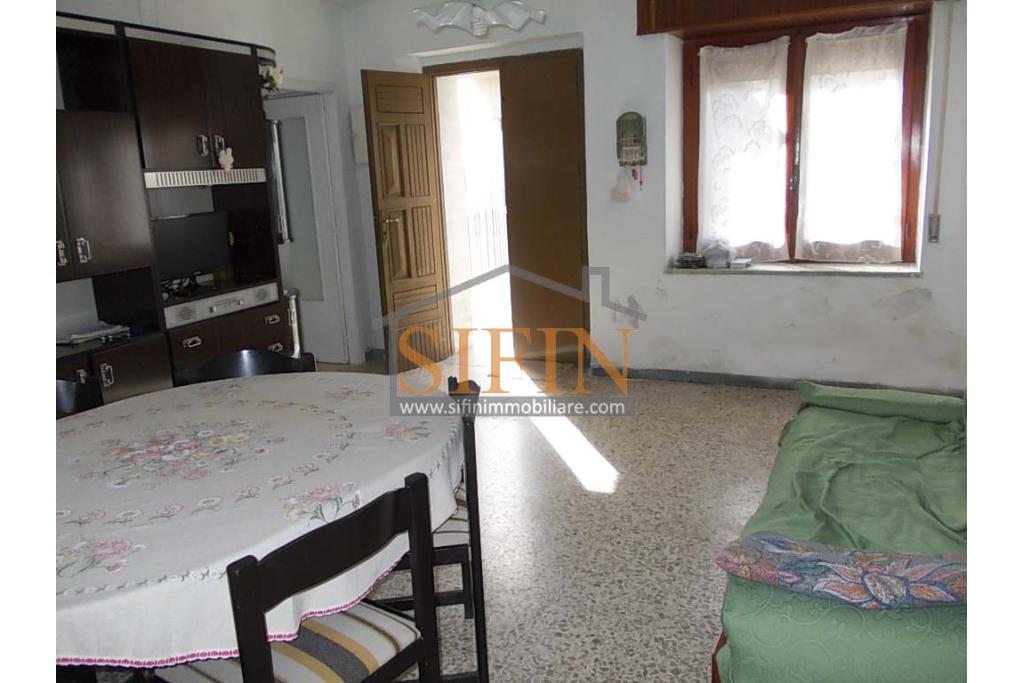 Due Case con giardino - Trevico (AV), alla via San Vito, in prossimit della chiesetta dell'omonimo Santo, proponiamo in vendita piccolo compendio immobiliare composto da due abitazione indipendenti contigue di complessivi mq. 206 oltre corte di mq. 300,00 ca.