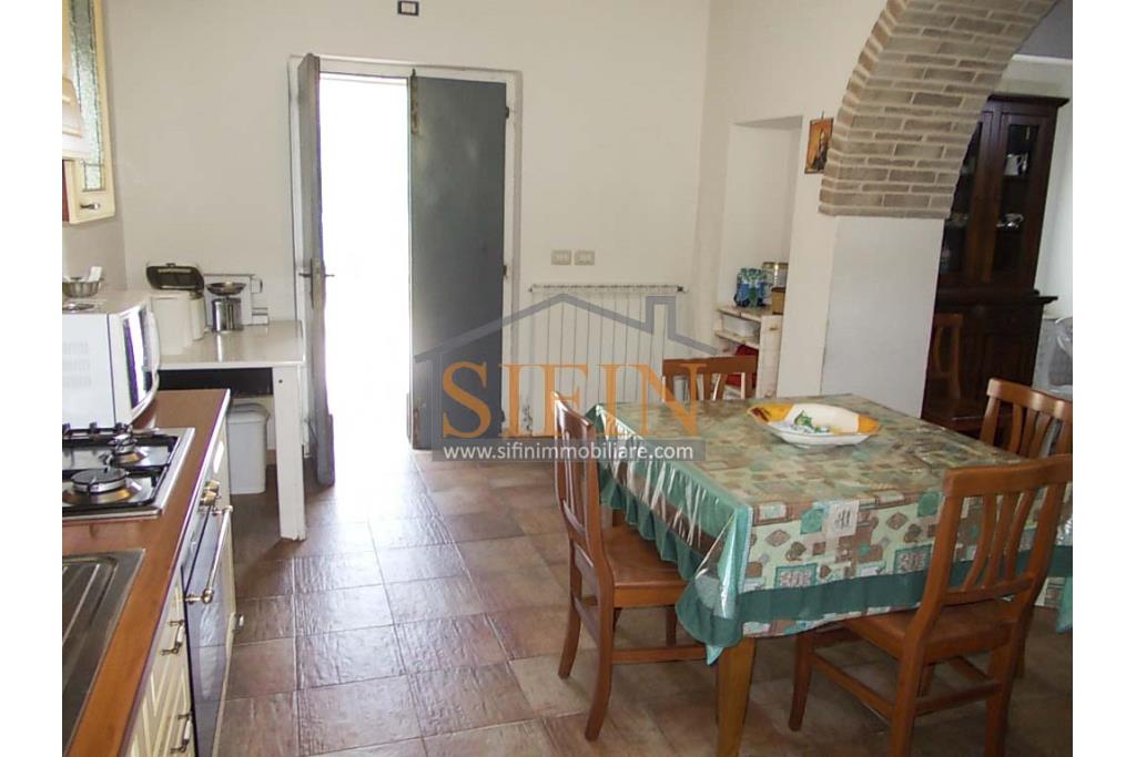 Casa indipendente - Trevico (AV), alla via San Vito, in prossimit della chiesetta dell'omonimo Santo, proponiamo in vendita casa indipendente di complessivi mq. 120,00 oltre corte condominiale di mq. 300,00