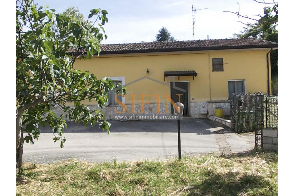 Casa indipendente - Trevico (AV), alla via San Vito, in prossimit della chiesetta dell'omonimo Santo, proponiamo in vendita casa indipendente di complessivi mq. 120,00 oltre corte condominiale di mq. 300,00