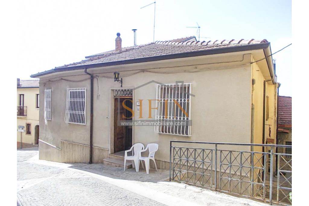 Appartamento unico livello - Fontanarosa, nel centro storico e a pochi passi dalla piazza, proponiamo in vendita appartamento di mq. 70,00 ca.