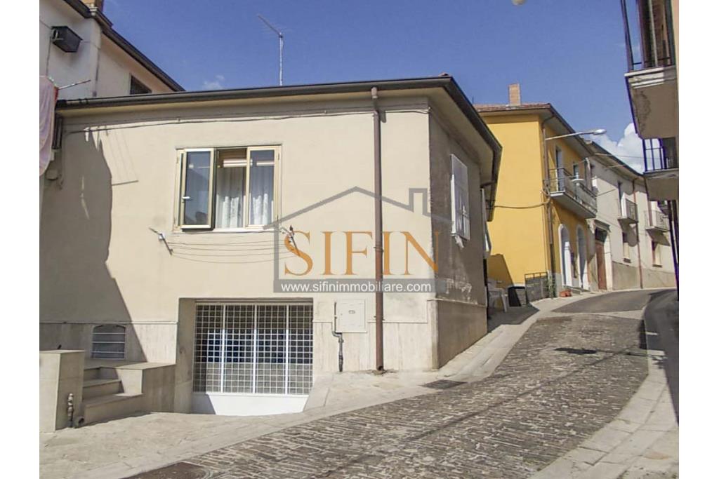 Appartamento unico livello - Fontanarosa, nel centro storico e a pochi passi dalla piazza, proponiamo in vendita appartamento di mq. 70,00 ca.