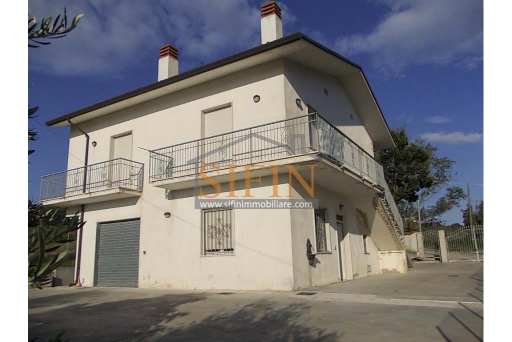 Villa con Giardino - Frigento (AV) lacalit Pagliara via Mattine, a soli 650 metri dal futuro svincolo della Contursi-Lioni-Grottaminarda, proponiamo in vendita villa di mq. 180,00 ca. oltre giardino