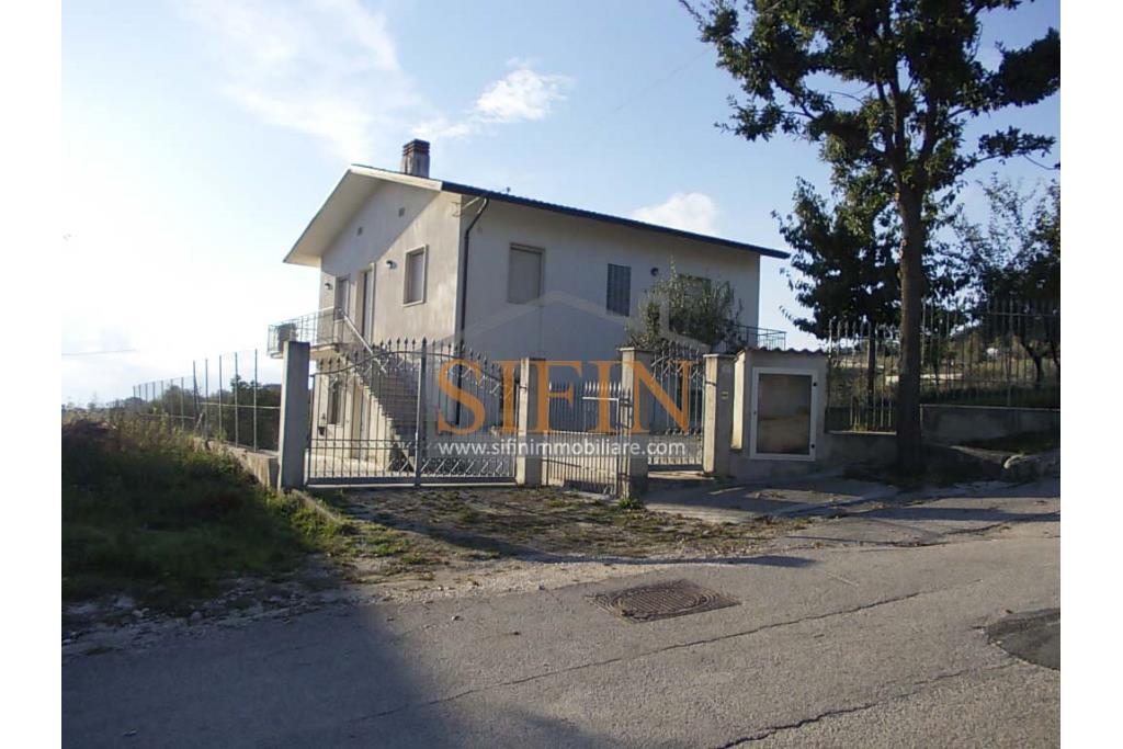 Villa con Giardino - Frigento (AV) lacalit Pagliara via Mattine, a soli 650 metri dal futuro svincolo della Contursi-Lioni-Grottaminarda, proponiamo in vendita villa di mq. 180,00 ca. oltre giardino