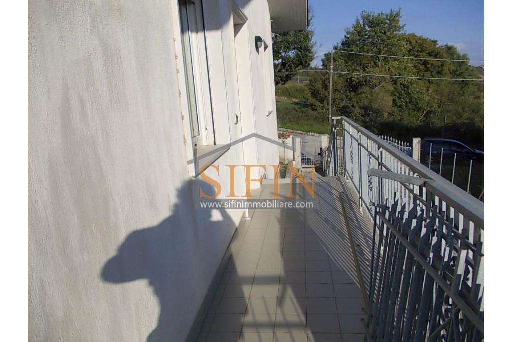 Villa con Giardino - Frigento (AV) lacalit Pagliara via Mattine, a soli 650 metri dal futuro svincolo della Contursi-Lioni-Grottaminarda, proponiamo in vendita villa di mq. 180,00 ca. oltre giardino