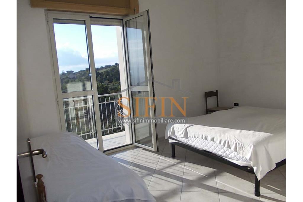 Villa con Giardino - Frigento (AV) lacalit Pagliara via Mattine, a soli 650 metri dal futuro svincolo della Contursi-Lioni-Grottaminarda, proponiamo in vendita villa di mq. 180,00 ca. oltre giardino