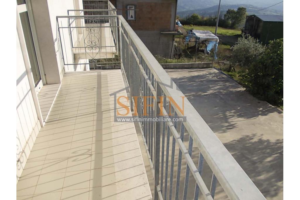 Villa con Giardino - Frigento (AV) lacalit Pagliara via Mattine, a soli 650 metri dal futuro svincolo della Contursi-Lioni-Grottaminarda, proponiamo in vendita villa di mq. 180,00 ca. oltre giardino