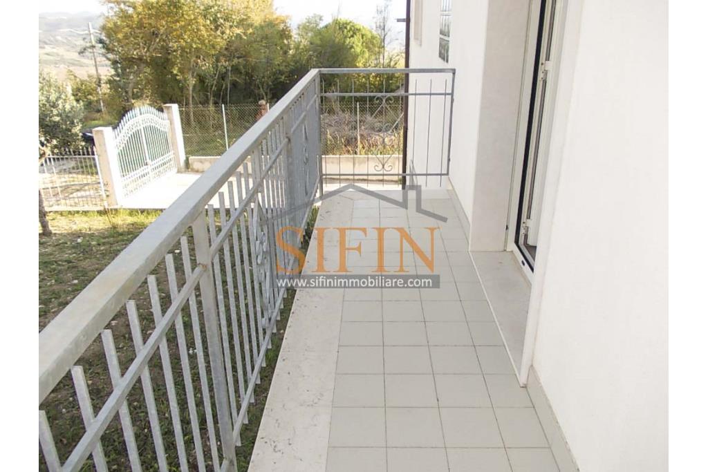 Villa con Giardino - Frigento (AV) lacalit Pagliara via Mattine, a soli 650 metri dal futuro svincolo della Contursi-Lioni-Grottaminarda, proponiamo in vendita villa di mq. 180,00 ca. oltre giardino