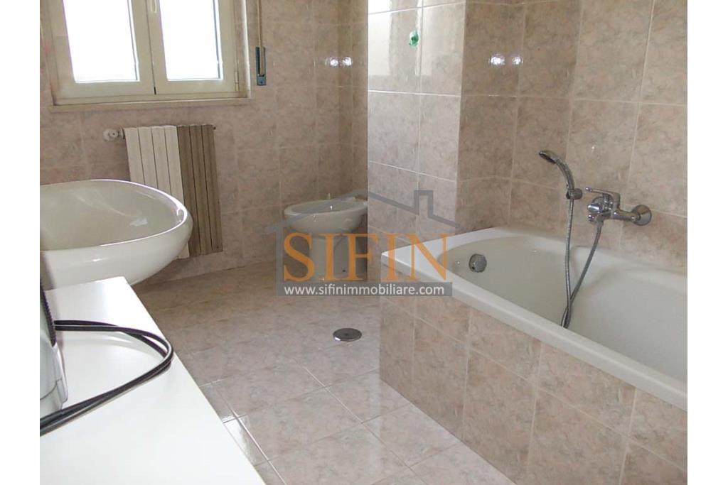 Villa con Giardino - Frigento (AV) lacalit Pagliara via Mattine, a soli 650 metri dal futuro svincolo della Contursi-Lioni-Grottaminarda, proponiamo in vendita villa di mq. 180,00 ca. oltre giardino