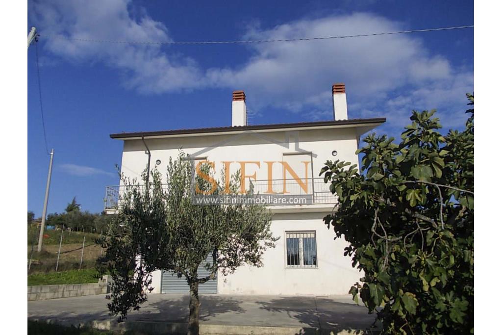 Villa con Giardino - Frigento (AV) lacalit Pagliara via Mattine, a soli 650 metri dal futuro svincolo della Contursi-Lioni-Grottaminarda, proponiamo in vendita villa di mq. 180,00 ca. oltre giardino