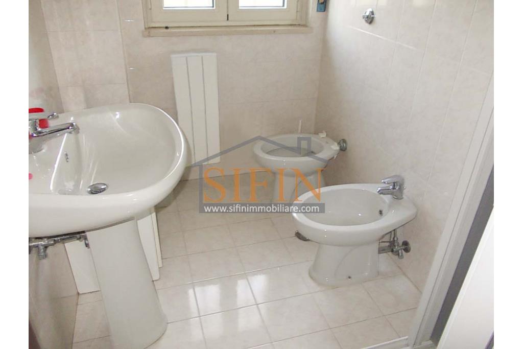 Villa con Giardino - Frigento (AV) lacalit Pagliara via Mattine, a soli 650 metri dal futuro svincolo della Contursi-Lioni-Grottaminarda, proponiamo in vendita villa di mq. 180,00 ca. oltre giardino