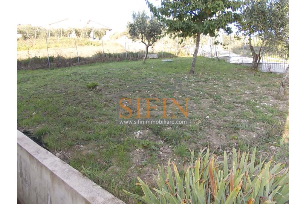 Villa con Giardino - Frigento (AV) lacalit Pagliara via Mattine, a soli 650 metri dal futuro svincolo della Contursi-Lioni-Grottaminarda, proponiamo in vendita villa di mq. 180,00 ca. oltre giardino