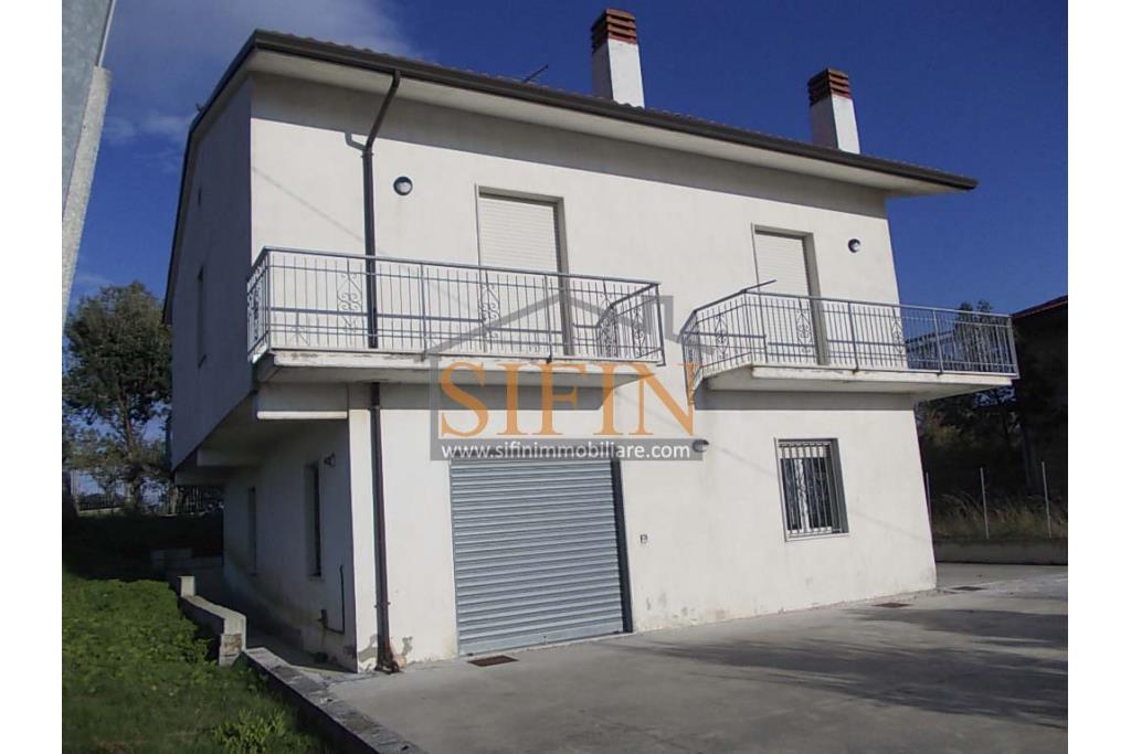 Villa con Giardino - Frigento (AV) lacalit Pagliara via Mattine, a soli 650 metri dal futuro svincolo della Contursi-Lioni-Grottaminarda, proponiamo in vendita villa di mq. 180,00 ca. oltre giardino