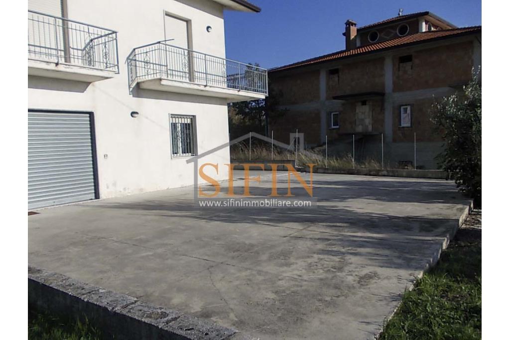 Villa con Giardino - Frigento (AV) lacalit Pagliara via Mattine, a soli 650 metri dal futuro svincolo della Contursi-Lioni-Grottaminarda, proponiamo in vendita villa di mq. 180,00 ca. oltre giardino