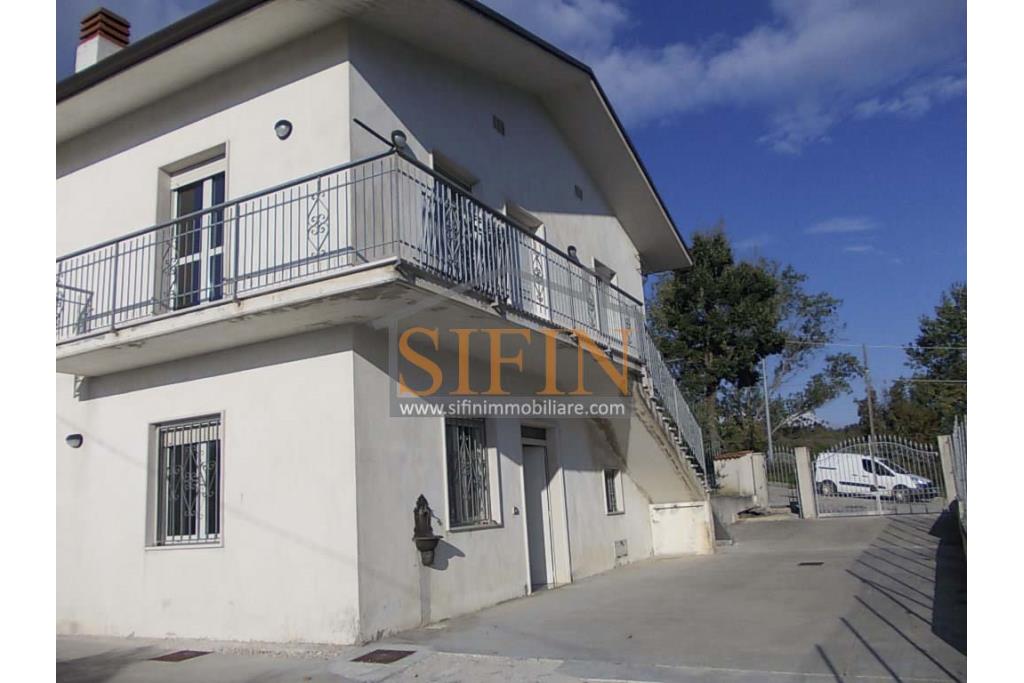 Villa con Giardino - Frigento (AV) lacalit Pagliara via Mattine, a soli 650 metri dal futuro svincolo della Contursi-Lioni-Grottaminarda, proponiamo in vendita villa di mq. 180,00 ca. oltre giardino