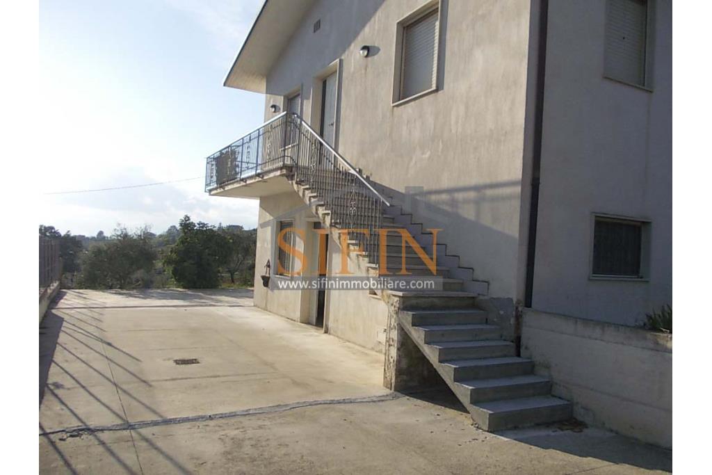 Villa con Giardino - Frigento (AV) lacalit Pagliara via Mattine, a soli 650 metri dal futuro svincolo della Contursi-Lioni-Grottaminarda, proponiamo in vendita villa di mq. 180,00 ca. oltre giardino
