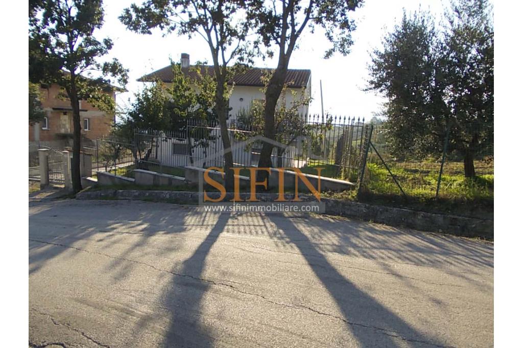 Villa con Giardino - Frigento (AV) lacalit Pagliara via Mattine, a soli 650 metri dal futuro svincolo della Contursi-Lioni-Grottaminarda, proponiamo in vendita villa di mq. 180,00 ca. oltre giardino