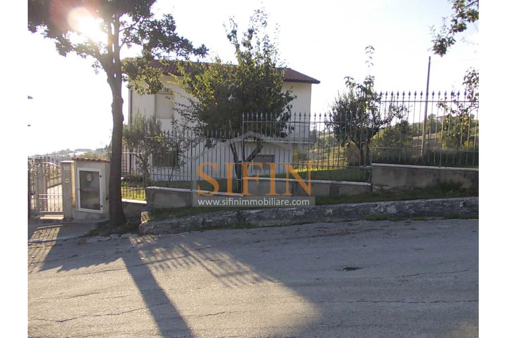 Villa con Giardino - Frigento (AV) lacalit Pagliara via Mattine, a soli 650 metri dal futuro svincolo della Contursi-Lioni-Grottaminarda, proponiamo in vendita villa di mq. 180,00 ca. oltre giardino