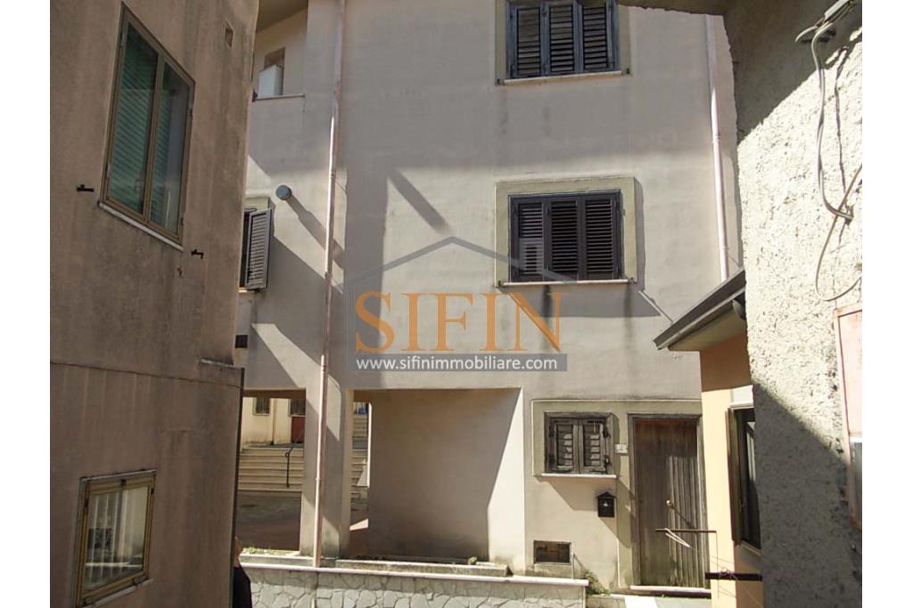 Appartamento con deposito - Appartamento Vendita Carife, Vicolo Zaccagnini, a ridosso della centralissima Piazza San Giovanni, di mq. 55,00 ca. oltre deposito/tavernetta