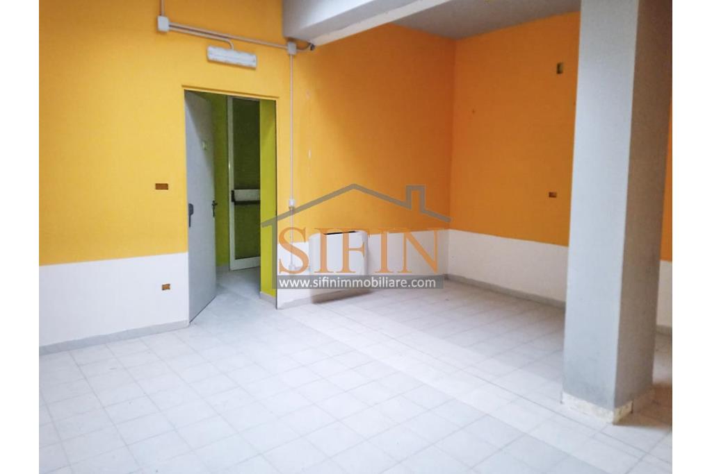 Locale di mq. 700,00 - Ariano Irpino (AV), via Fontananuova, in prossimit del supermercato PAM, proponiamo in locazione locale di mq. 700,00 ca. con ampio parcheggio