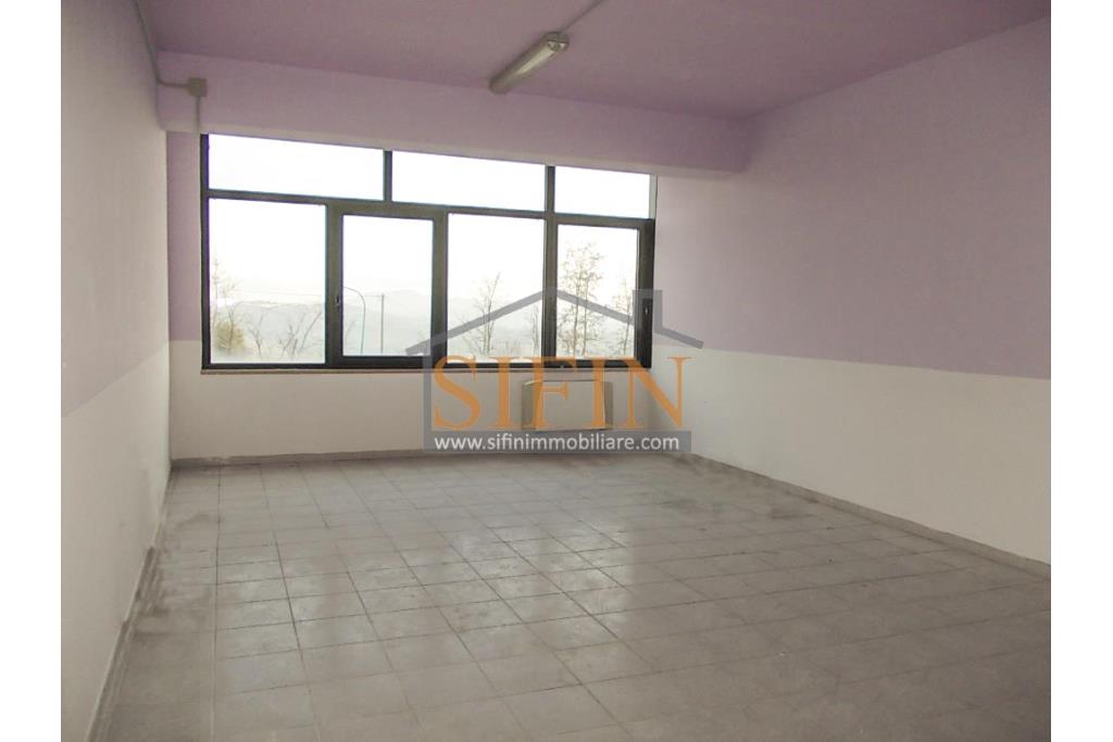 Locale di mq. 700,00 - Ariano Irpino (AV), via Fontananuova, in prossimit del supermercato PAM, proponiamo in locazione locale di mq. 700,00 ca. con ampio parcheggio