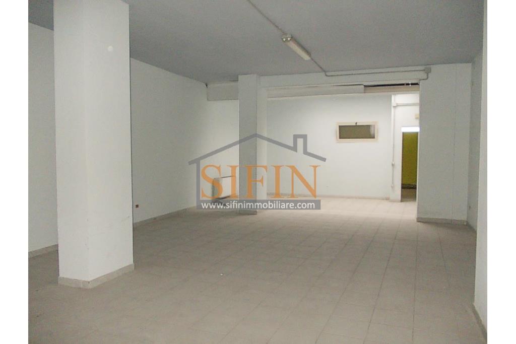 Locale di mq. 700,00 - Ariano Irpino (AV), via Fontananuova, in prossimit del supermercato PAM, proponiamo in locazione locale di mq. 700,00 ca. con ampio parcheggio