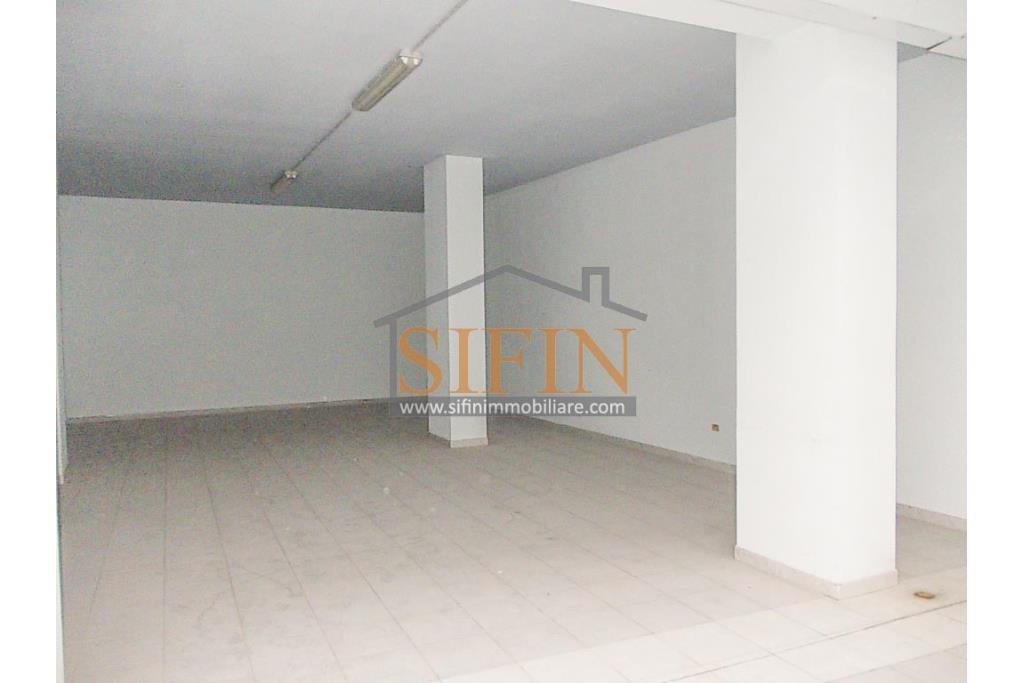 Locale di mq. 700,00 - Ariano Irpino (AV), via Fontananuova, in prossimit del supermercato PAM, proponiamo in locazione locale di mq. 700,00 ca. con ampio parcheggio