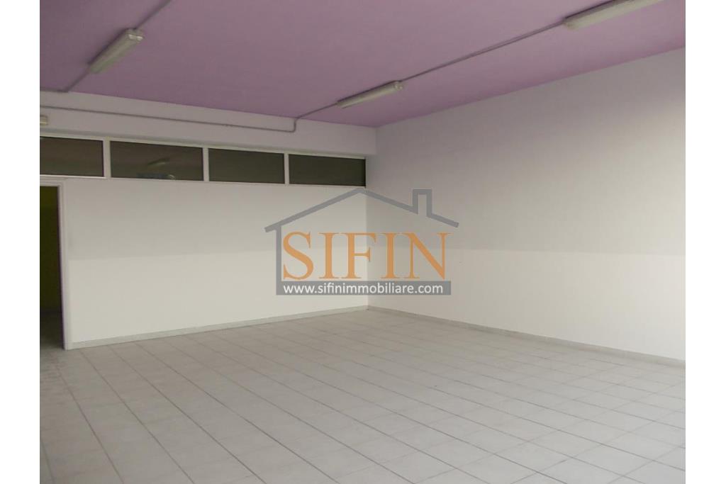 Locale di mq. 700,00 - Ariano Irpino (AV), via Fontananuova, in prossimit del supermercato PAM, proponiamo in locazione locale di mq. 700,00 ca. con ampio parcheggio