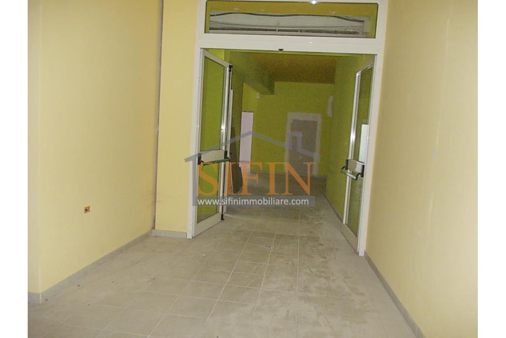Locale di mq. 700,00 - Ariano Irpino (AV), via Fontananuova, in prossimit del supermercato PAM, proponiamo in locazione locale di mq. 700,00 ca. con ampio parcheggio
