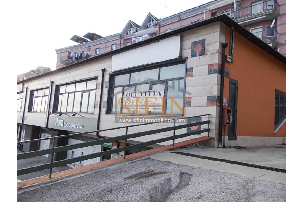 Locale di mq. 700,00 - Ariano Irpino (AV), via Fontananuova, in prossimit del supermercato PAM, proponiamo in locazione locale di mq. 700,00 ca. con ampio parcheggio