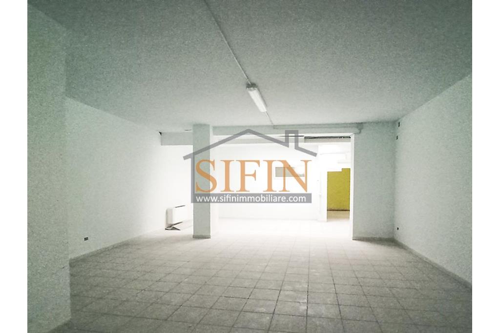 Locale di mq. 700,00 - Ariano Irpino (AV), via Fontananuova, in prossimit del supermercato PAM, proponiamo in locazione locale di mq. 700,00 ca. con ampio parcheggio