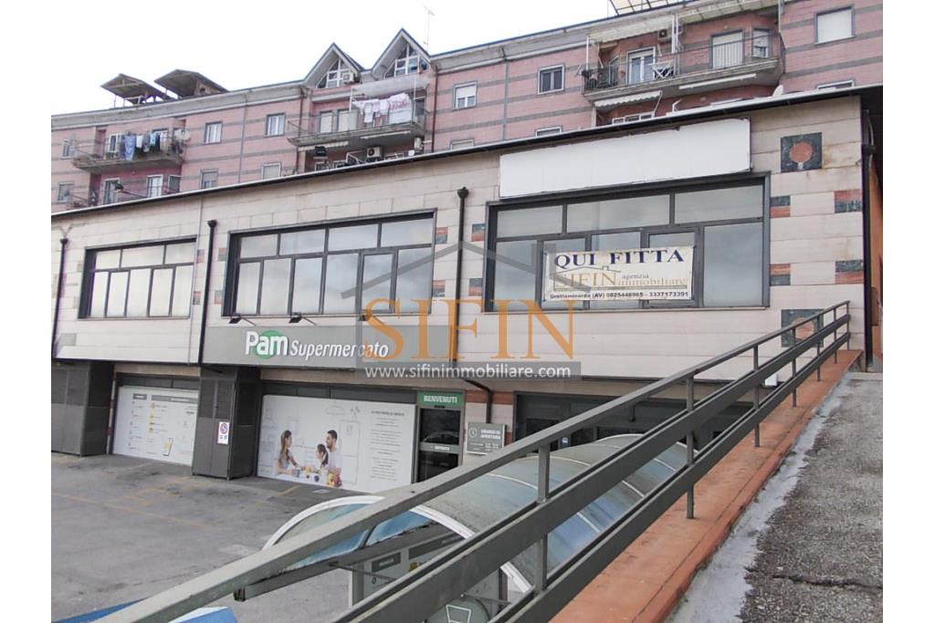 Locale di mq. 700,00 - Ariano Irpino (AV), via Fontananuova, in prossimit del supermercato PAM, proponiamo in locazione locale di mq. 700,00 ca. con ampio parcheggio