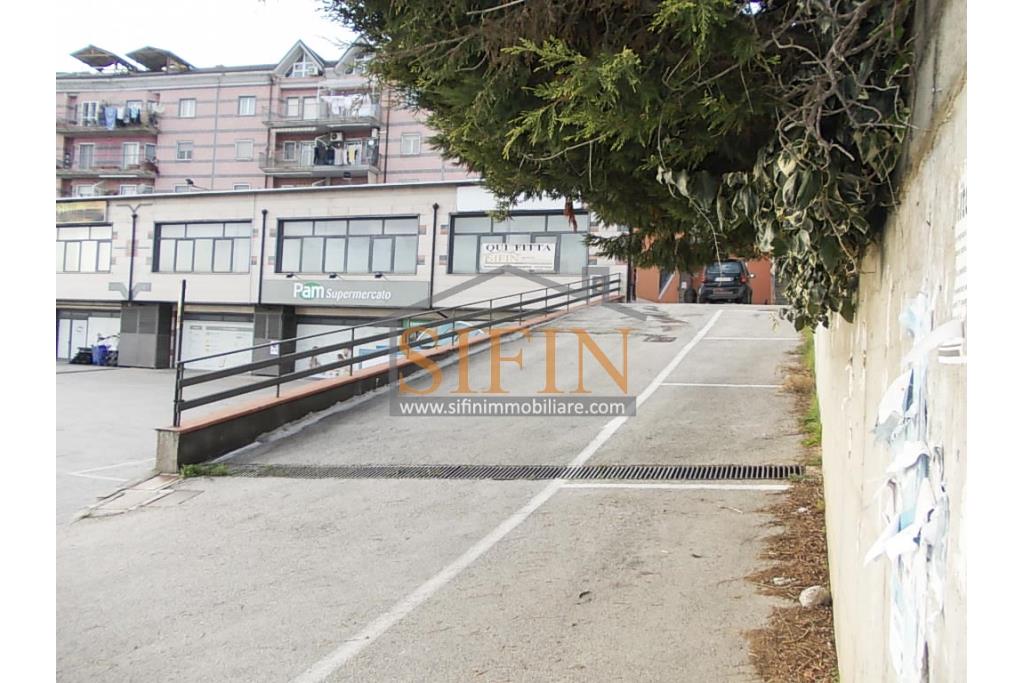 Locale di mq. 700,00 - Ariano Irpino (AV), via Fontananuova, in prossimit del supermercato PAM, proponiamo in locazione locale di mq. 700,00 ca. con ampio parcheggio