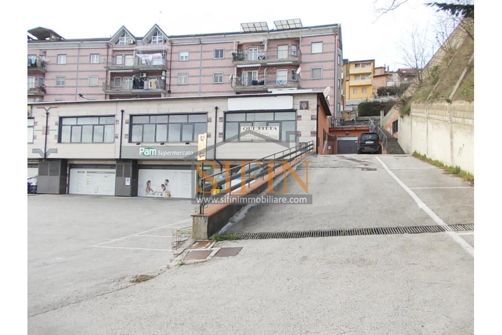 Locale di mq. 700,00 - Ariano Irpino (AV), via Fontananuova, in prossimit del supermercato PAM, proponiamo in locazione locale di mq. 700,00 ca. con ampio parcheggio