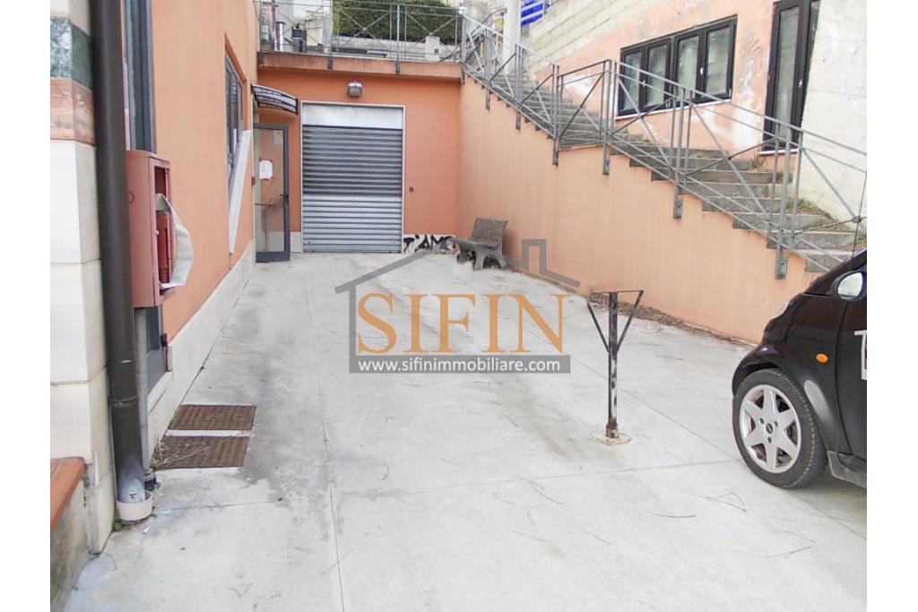 Locale di mq. 700,00 - Ariano Irpino (AV), via Fontananuova, in prossimit del supermercato PAM, proponiamo in locazione locale di mq. 700,00 ca. con ampio parcheggio