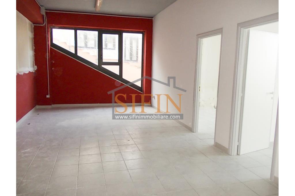 Locale di mq. 700,00 - Ariano Irpino (AV), via Fontananuova, in prossimit del supermercato PAM, proponiamo in locazione locale di mq. 700,00 ca. con ampio parcheggio