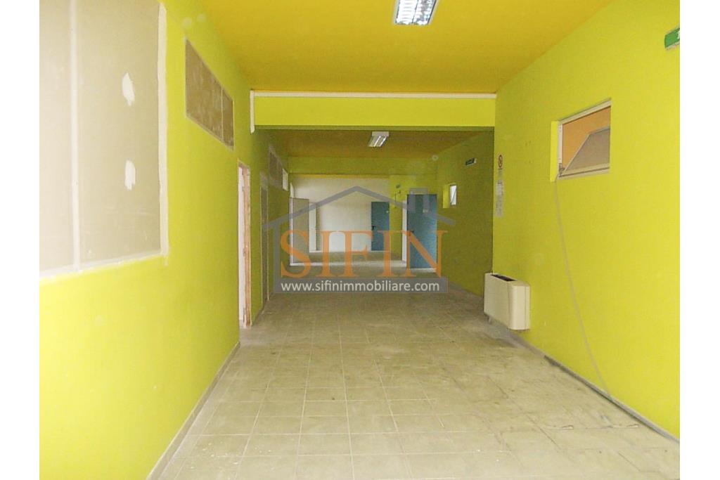 Locale di mq. 700,00 - Ariano Irpino (AV), via Fontananuova, in prossimit del supermercato PAM, proponiamo in locazione locale di mq. 700,00 ca. con ampio parcheggio