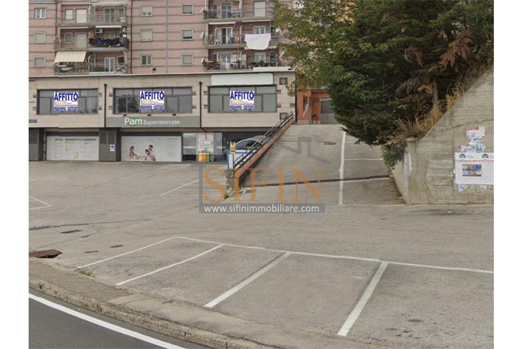 Locale di mq. 700,00 - Ariano Irpino (AV), via Fontananuova, in prossimit del supermercato PAM, proponiamo in locazione locale di mq. 700,00 ca. con ampio parcheggio