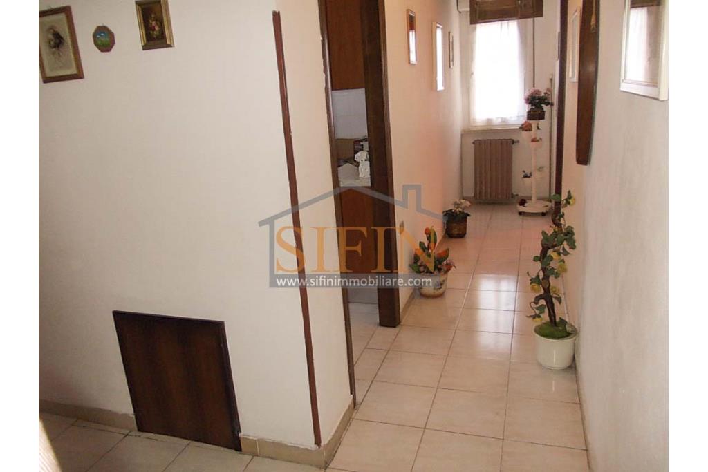 Appartamento indipendente - San Sossio Baronia (AV) via Aniello Coppola, (adiacente piazza Tre Cannelle) proponiamo in vendita appartamento di complessivi mq. 85,00, con ingresso indipendente