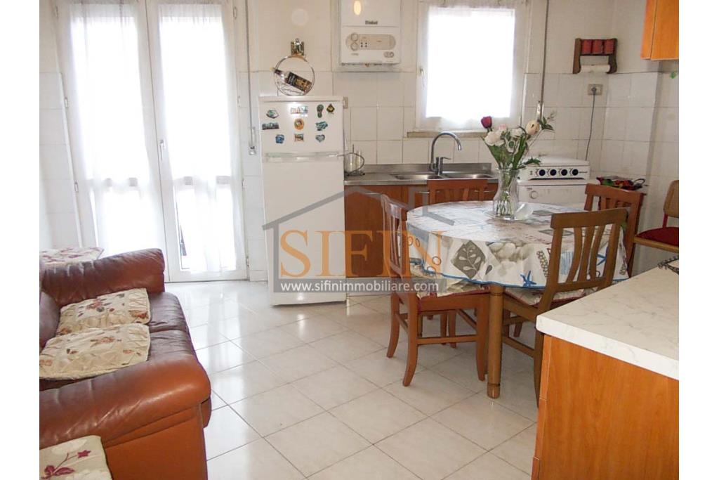 Appartamento indipendente - San Sossio Baronia (AV) via Aniello Coppola, (adiacente piazza Tre Cannelle) proponiamo in vendita appartamento di complessivi mq. 85,00, con ingresso indipendente