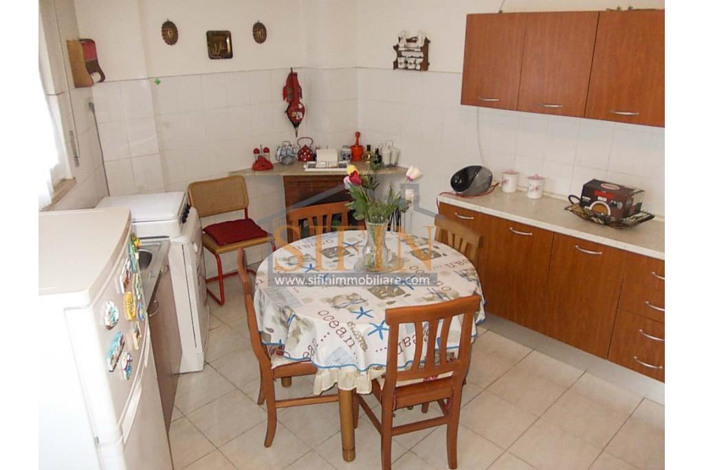 Appartamento indipendente - San Sossio Baronia (AV) via Aniello Coppola, (adiacente piazza Tre Cannelle) proponiamo in vendita appartamento di complessivi mq. 85,00, con ingresso indipendente