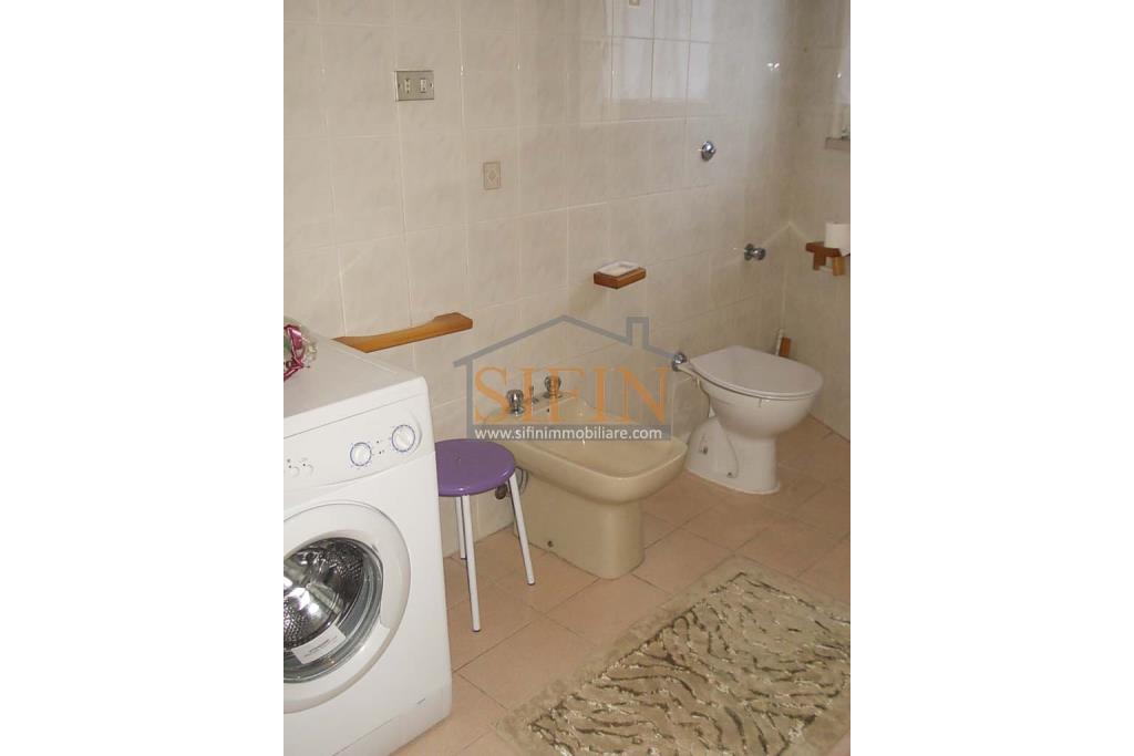 Appartamento indipendente - San Sossio Baronia (AV) via Aniello Coppola, (adiacente piazza Tre Cannelle) proponiamo in vendita appartamento di complessivi mq. 85,00, con ingresso indipendente