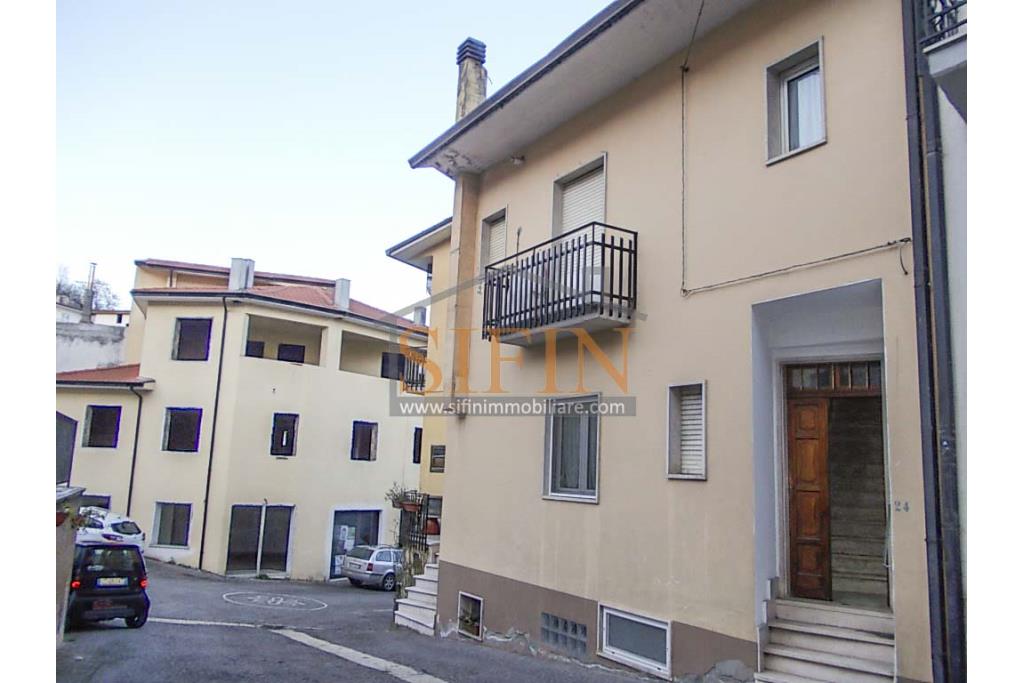 Appartamento indipendente - San Sossio Baronia (AV) via Aniello Coppola, (adiacente piazza Tre Cannelle) proponiamo in vendita appartamento di complessivi mq. 85,00, con ingresso indipendente