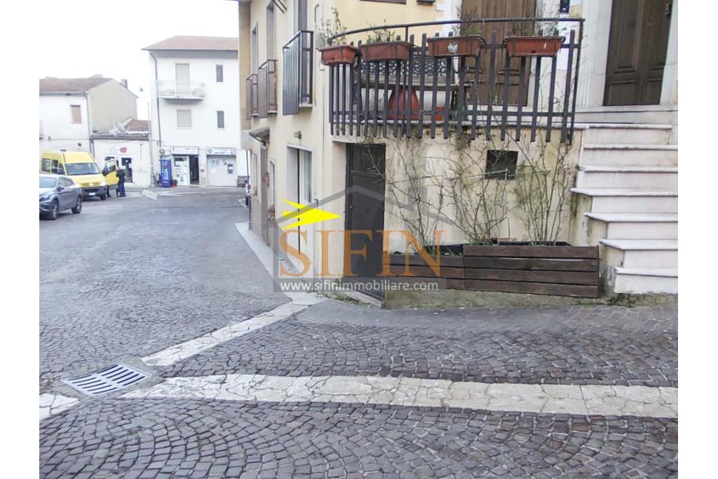Appartamento indipendente - San Sossio Baronia (AV) via Aniello Coppola, (adiacente piazza Tre Cannelle) proponiamo in vendita appartamento di complessivi mq. 85,00, con ingresso indipendente