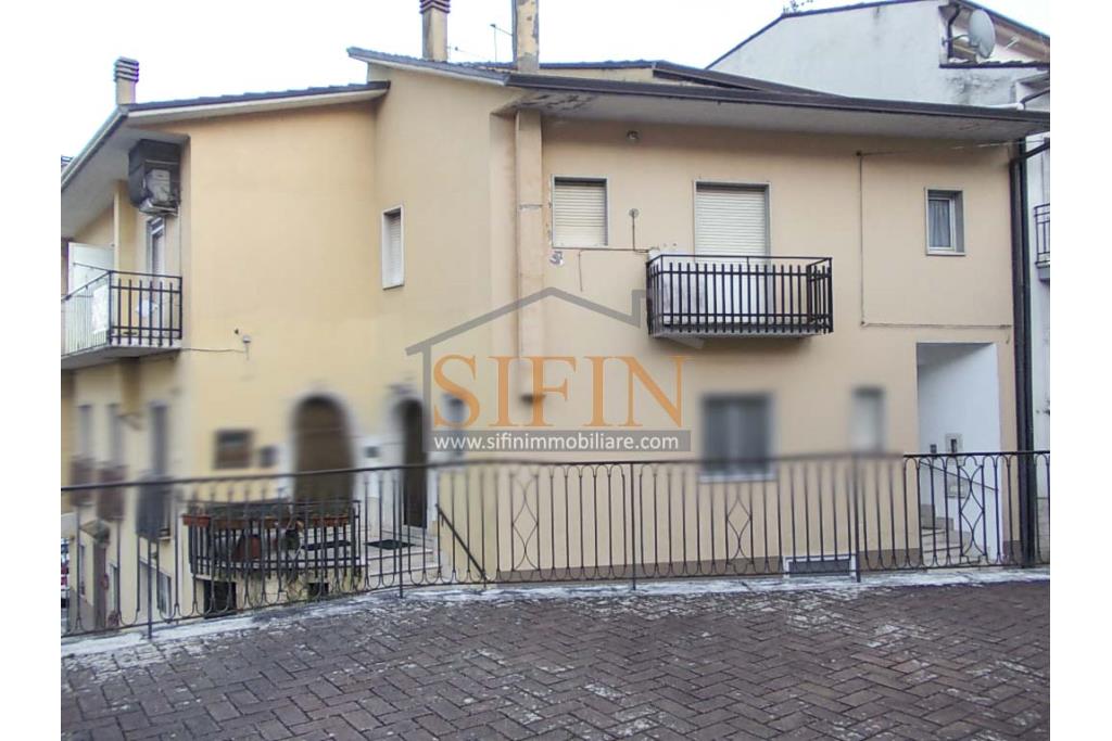 Appartamento indipendente - San Sossio Baronia (AV) via Aniello Coppola, (adiacente piazza Tre Cannelle) proponiamo in vendita appartamento di complessivi mq. 85,00, con ingresso indipendente