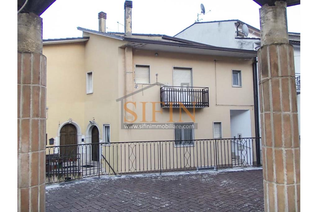 Appartamento indipendente - San Sossio Baronia (AV) via Aniello Coppola, (adiacente piazza Tre Cannelle) proponiamo in vendita appartamento di complessivi mq. 85,00, con ingresso indipendente
