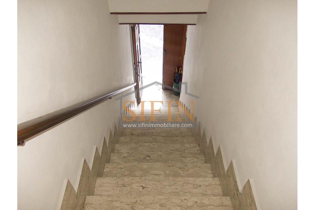 Appartamento indipendente - San Sossio Baronia (AV) via Aniello Coppola, (adiacente piazza Tre Cannelle) proponiamo in vendita appartamento di complessivi mq. 85,00, con ingresso indipendente