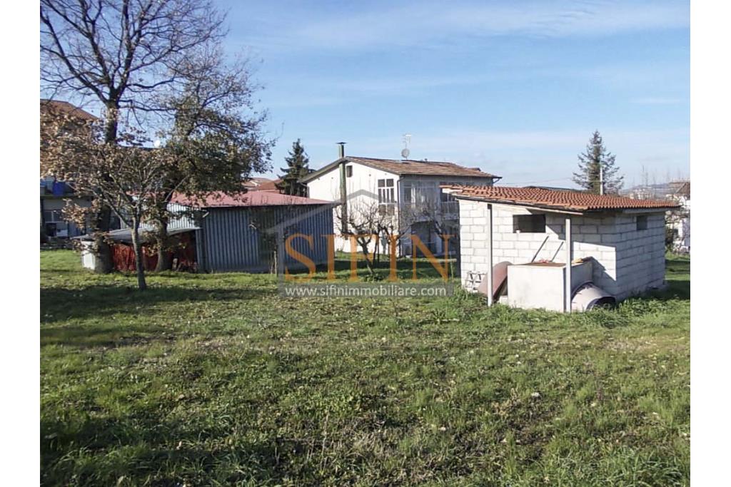 Casa con Terreno - Grottaminarda, via Fontanelle (SS91) in prima periferia, proponiamo in vendita fabbricato di mq. 145,00 oltre veranda di mq. 12,00 e balcone (portico) di mq. 11,00 con mq. 4.300,00 di terreno edificabile.